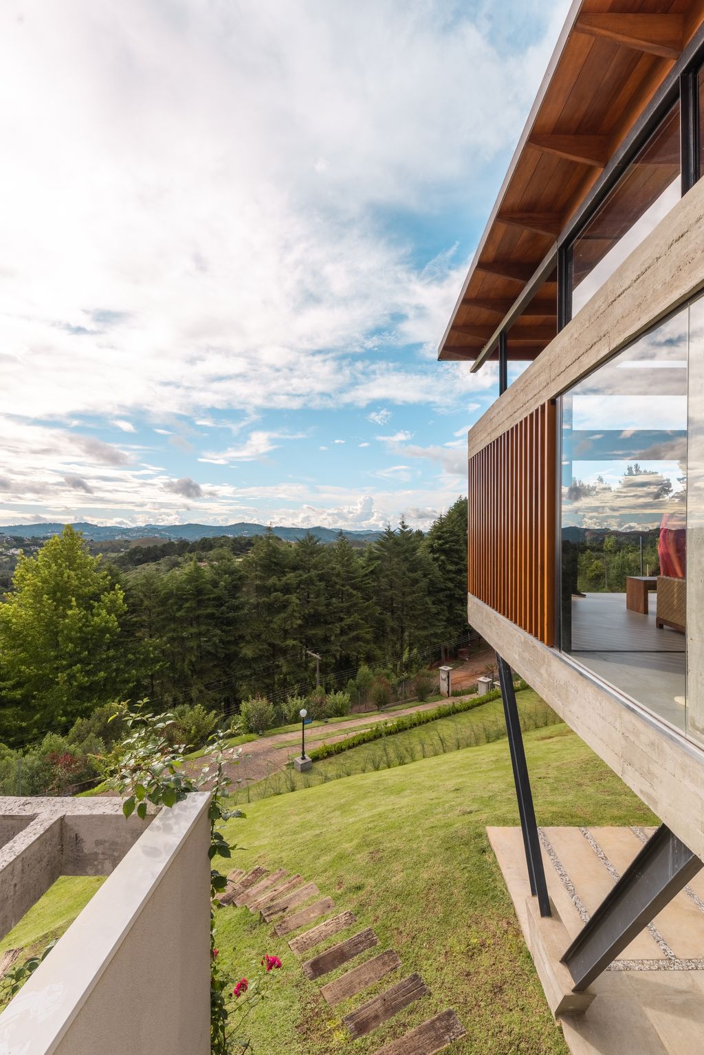 TKN House a Stunning Mountain Home on Steep Site by OTP Arquitetura 5
