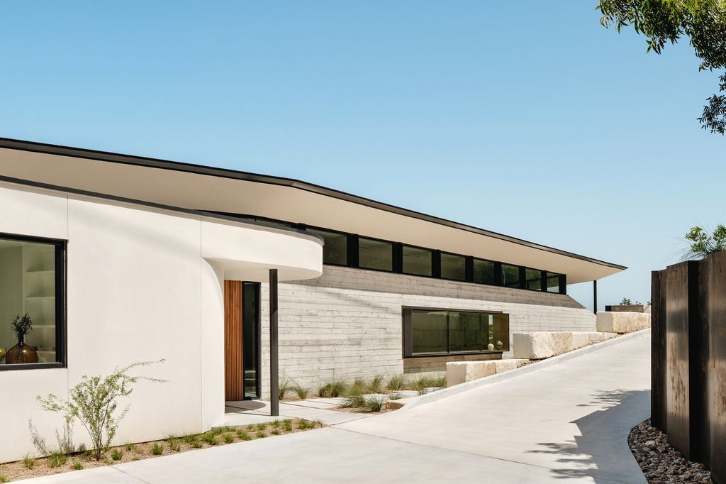 The High Road, impressive boomerang shape house by Ravel Architecture