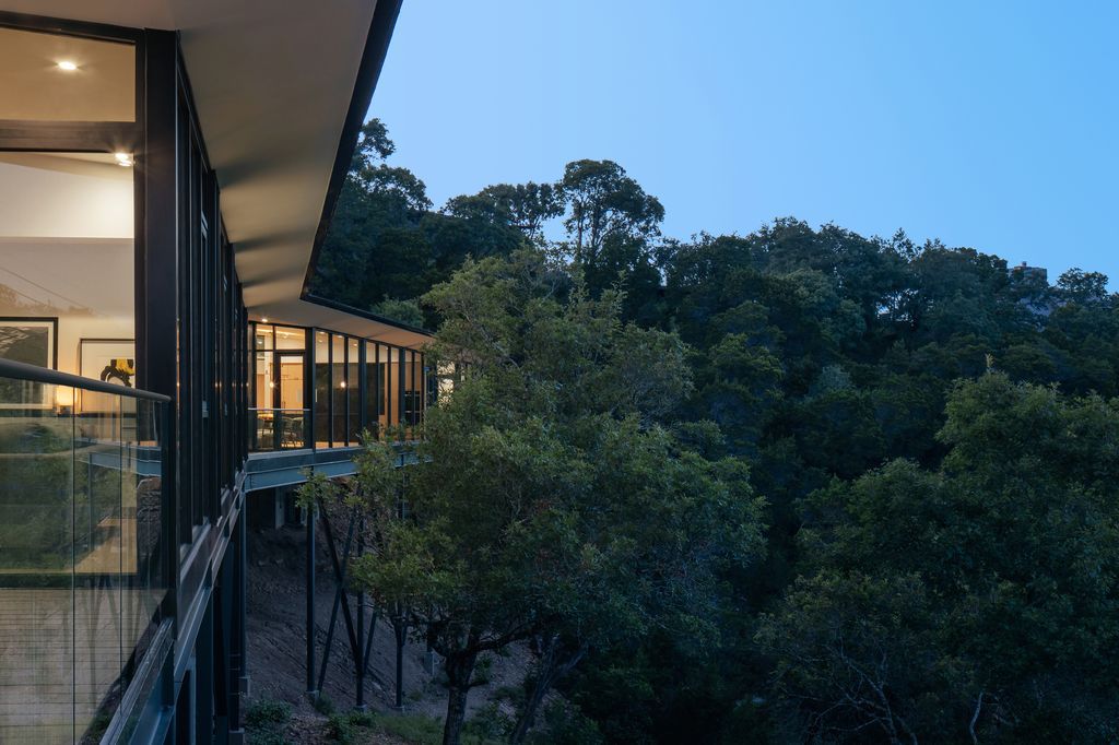 The High Road, impressive boomerang shape house by Ravel Architecture