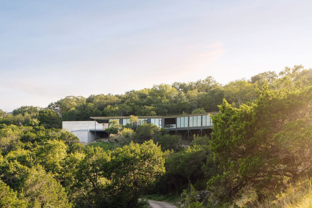 The High Road, impressive boomerang shape house by Ravel Architecture