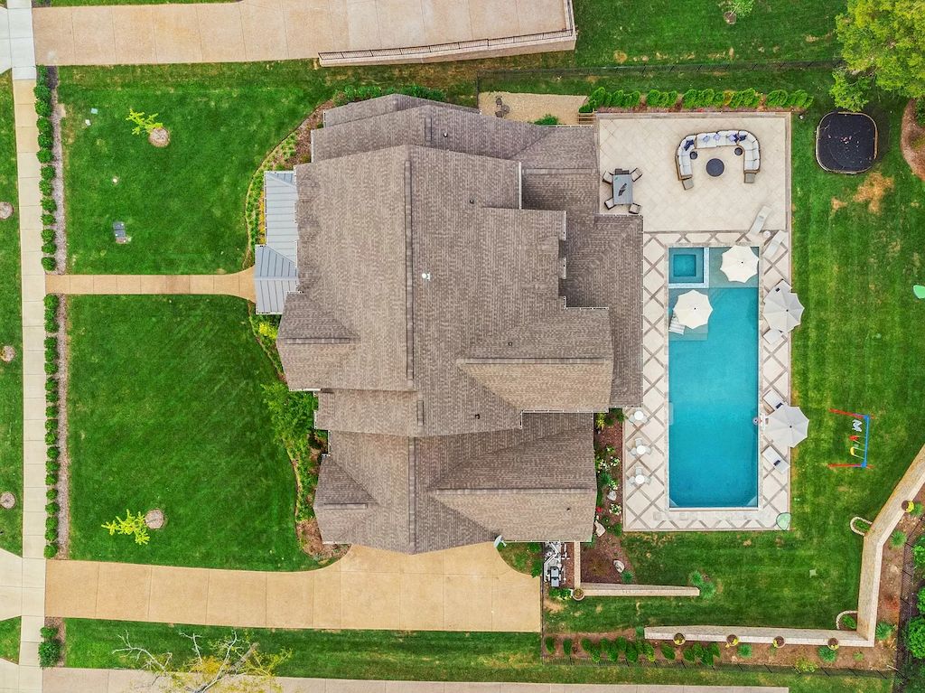 This $3,499,000 Coveted Home Perfect for Entertaining Year Round in Tennessee