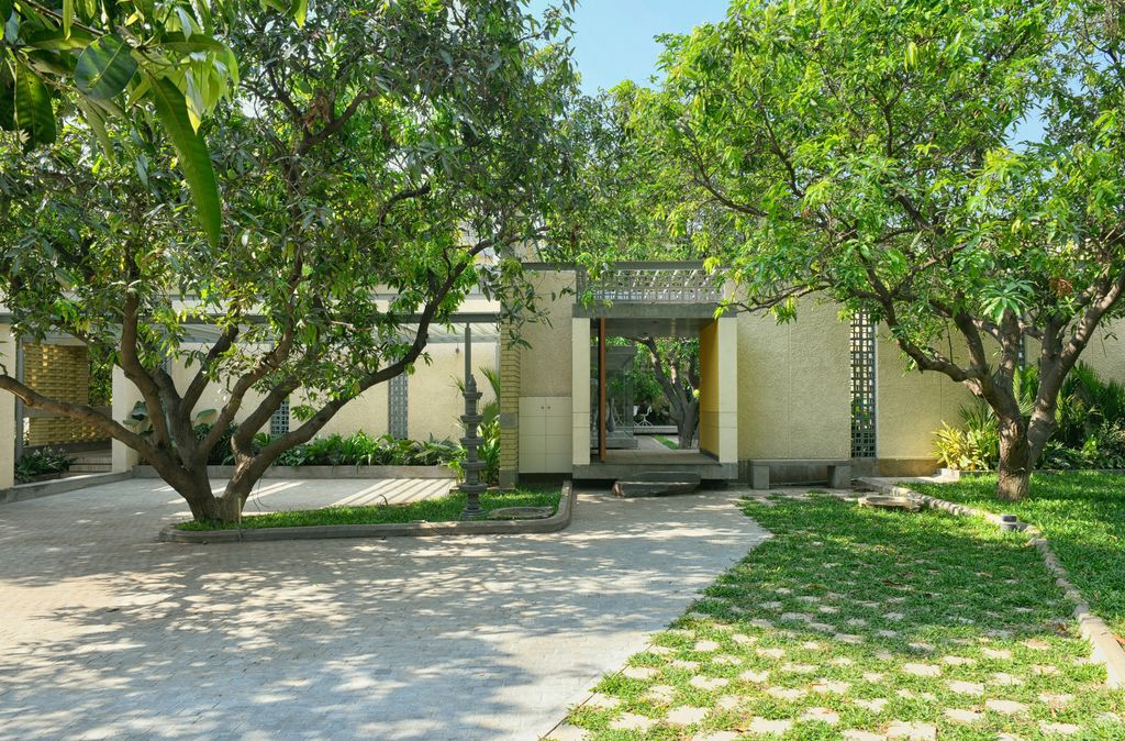 Brick Mask House spacious luxury retirement home by Spacefiction Studio 1