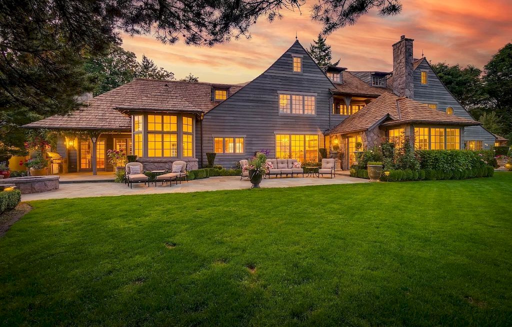The Captivating Estate in Oregon is an architectural masterpiece now available for sale. This home located at 439 NW Hilltop Dr, Portland, Oregon