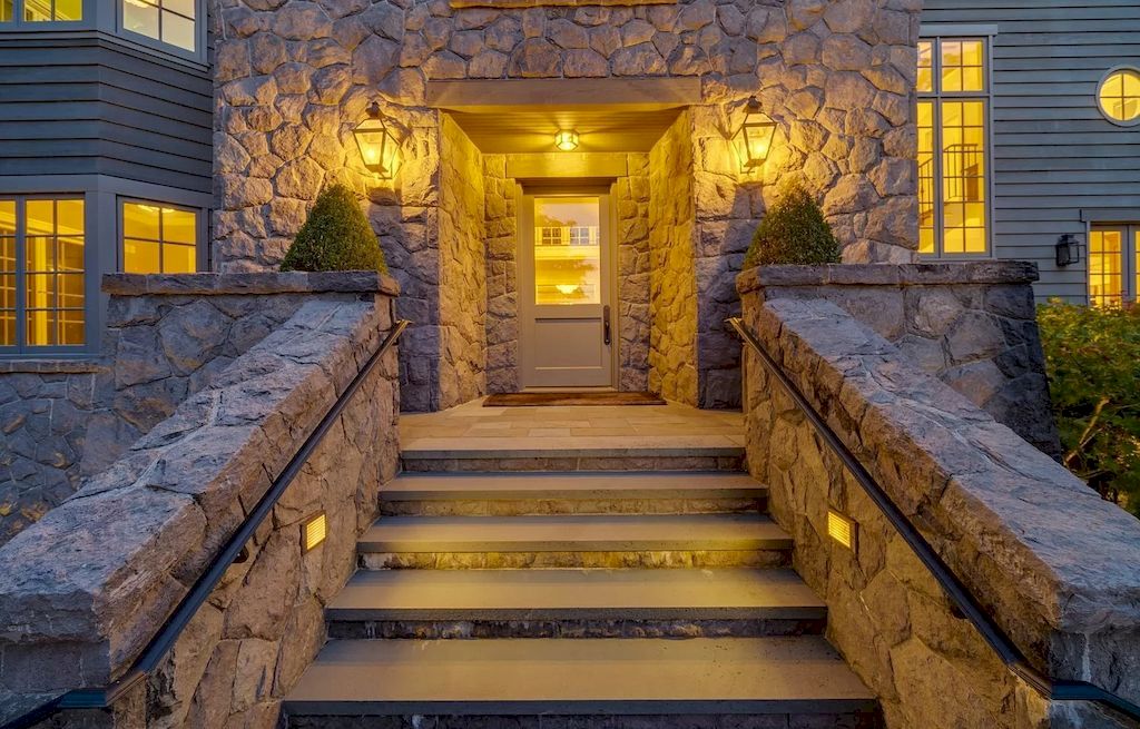 The Captivating Estate in Oregon is an architectural masterpiece now available for sale. This home located at 439 NW Hilltop Dr, Portland, Oregon