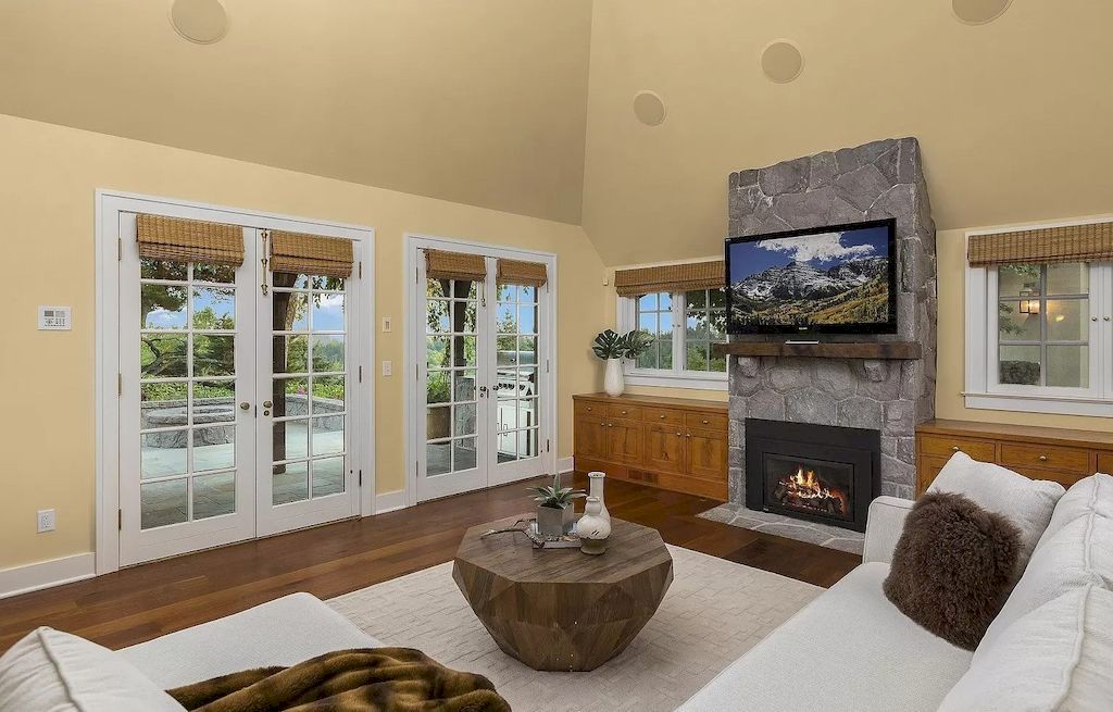 The Captivating Estate in Oregon is an architectural masterpiece now available for sale. This home located at 439 NW Hilltop Dr, Portland, Oregon