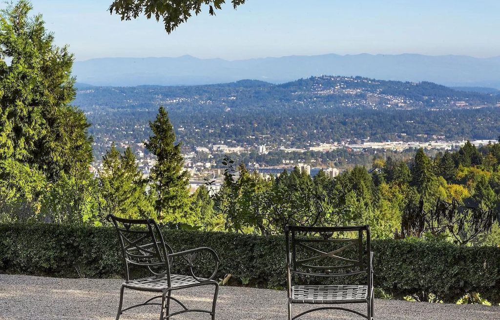 The Captivating Estate in Oregon is an architectural masterpiece now available for sale. This home located at 439 NW Hilltop Dr, Portland, Oregon