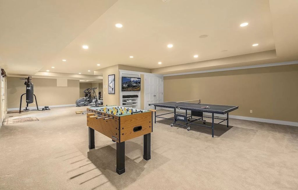 The Captivating Estate in Oregon is an architectural masterpiece now available for sale. This home located at 439 NW Hilltop Dr, Portland, Oregon