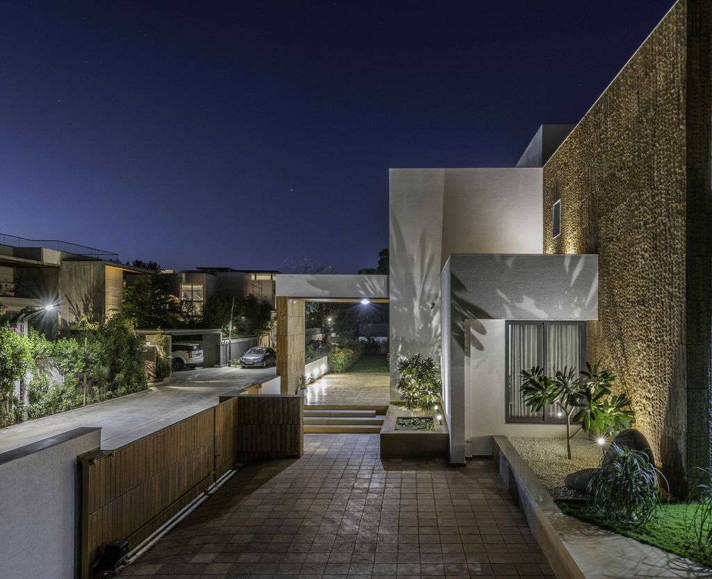 Casa Bianca white house offers serenity harmony by The Grid Architects 1