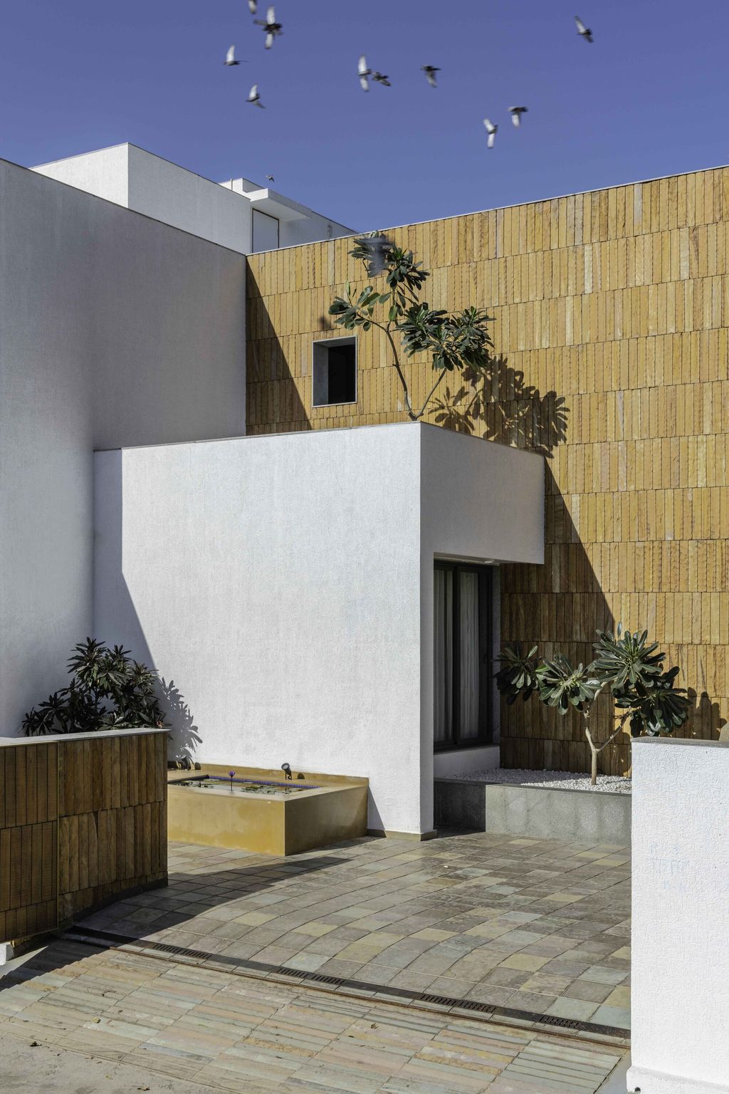 Casa Bianca white house offers serenity harmony by The Grid Architects 3