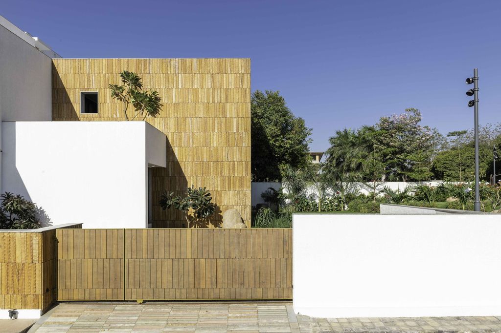 Casa Bianca white house offers serenity harmony by The Grid Architects 5
