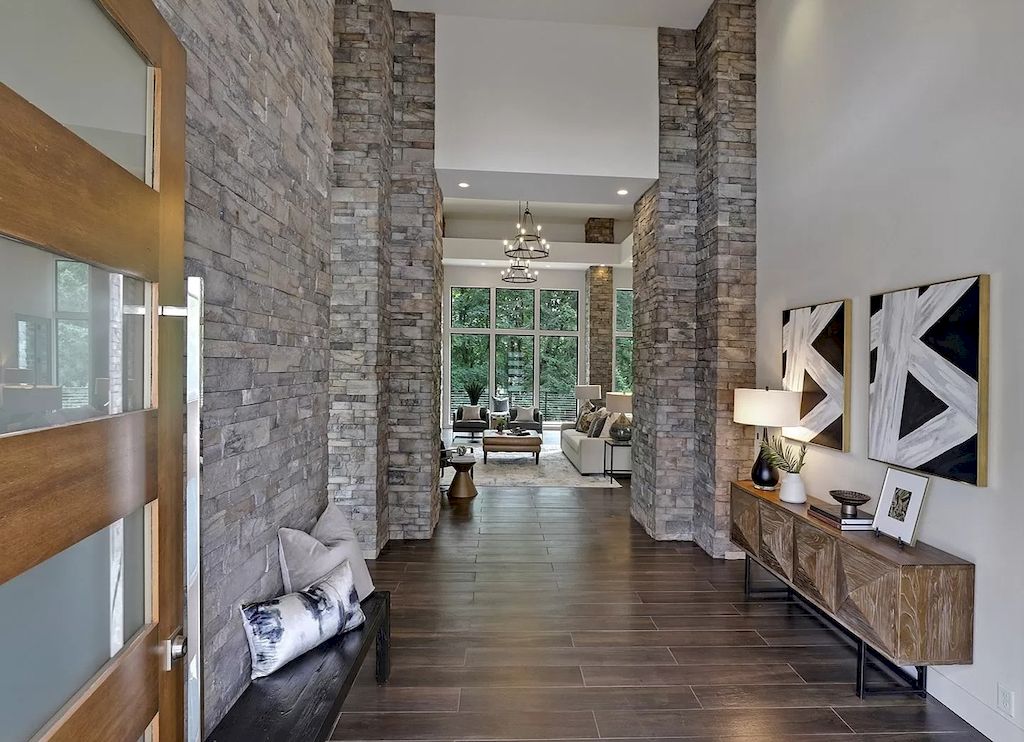 The Charming Contemporary House in Oregon is a luxurious home now available for sale. This home located at 20735 S Sweetbriar Rd, West Linn, Oregon