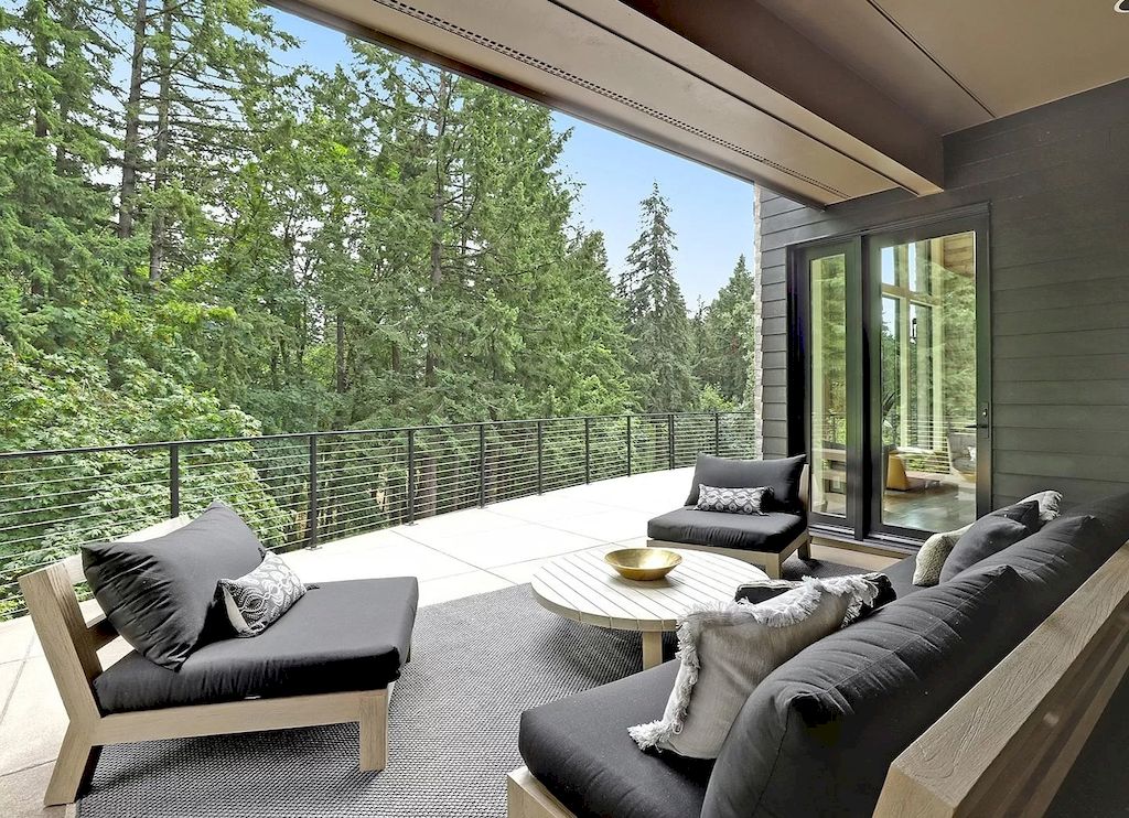 The Charming Contemporary House in Oregon is a luxurious home now available for sale. This home located at 20735 S Sweetbriar Rd, West Linn, Oregon