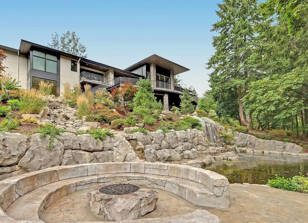 The Charming Contemporary House in Oregon is a luxurious home now available for sale. This home located at 20735 S Sweetbriar Rd, West Linn, Oregon