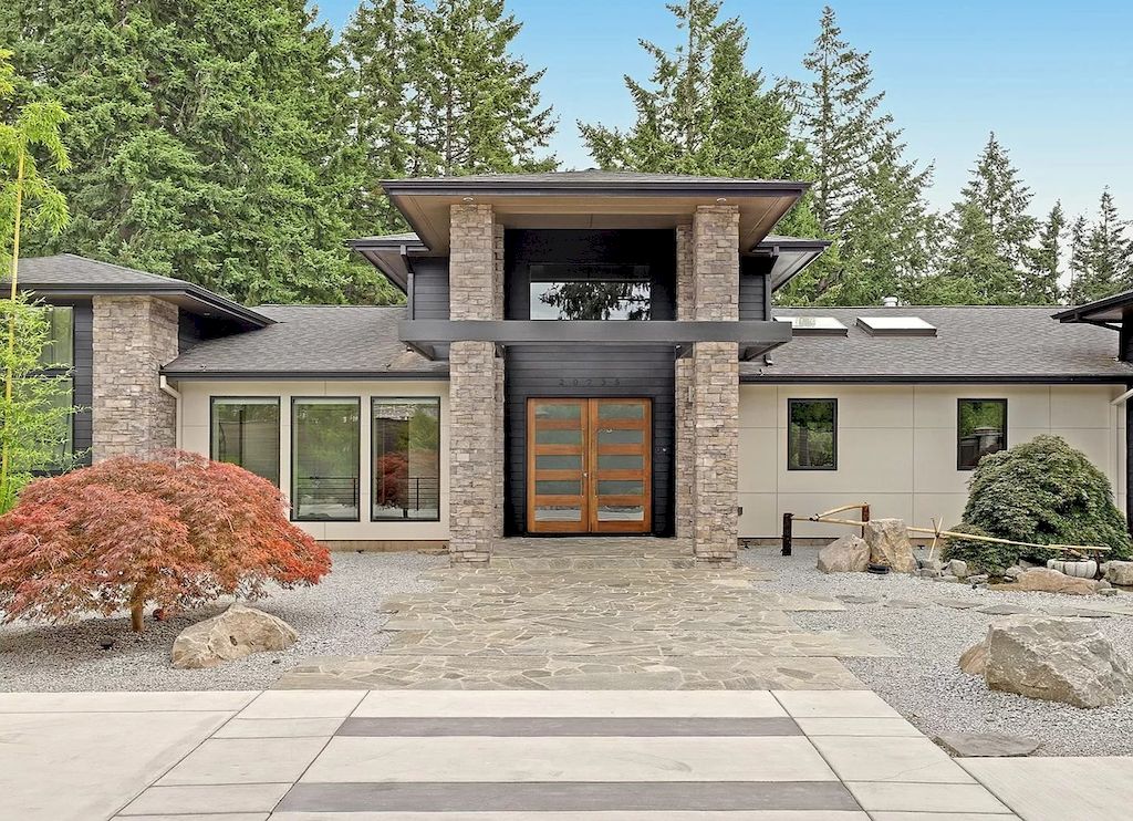 The Charming Contemporary House in Oregon is a luxurious home now available for sale. This home located at 20735 S Sweetbriar Rd, West Linn, Oregon