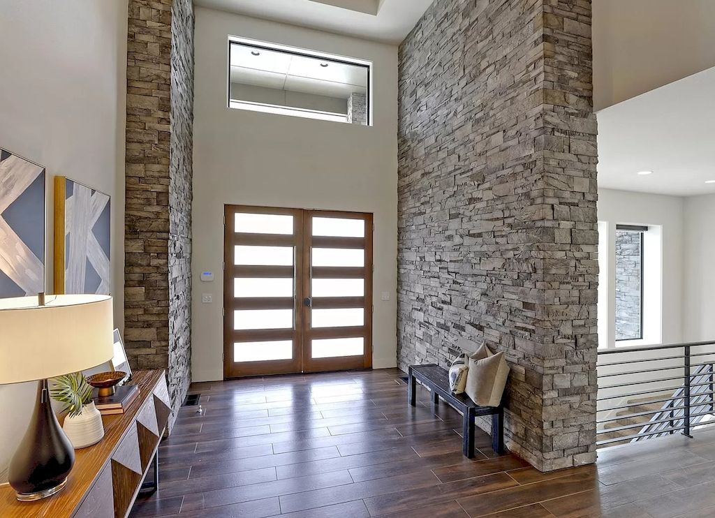 The Charming Contemporary House in Oregon is a luxurious home now available for sale. This home located at 20735 S Sweetbriar Rd, West Linn, Oregon