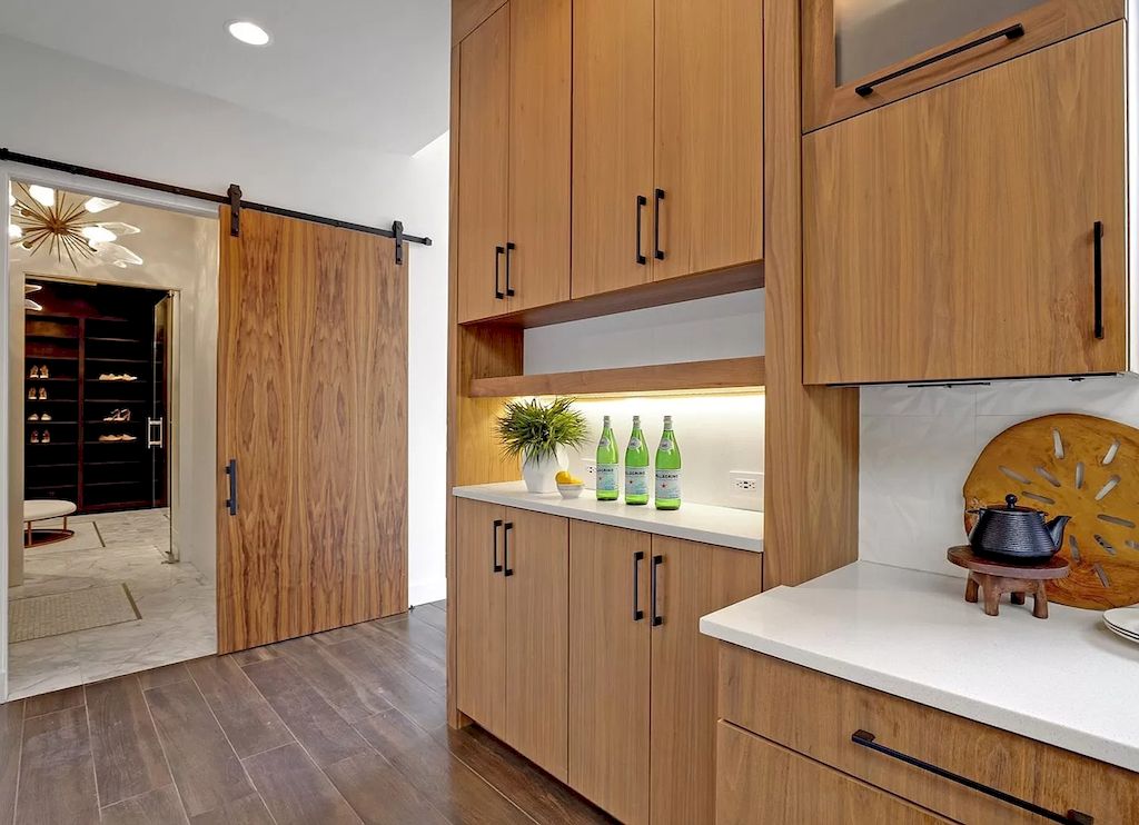 The Charming Contemporary House in Oregon is a luxurious home now available for sale. This home located at 20735 S Sweetbriar Rd, West Linn, Oregon