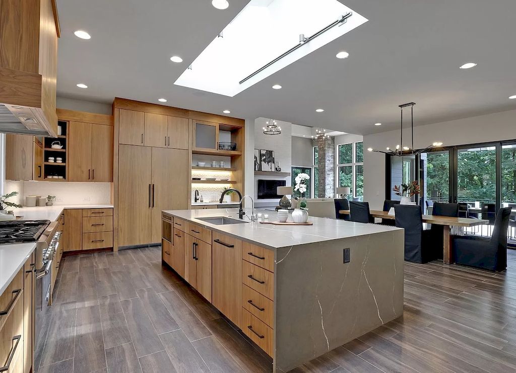 The Charming Contemporary House in Oregon is a luxurious home now available for sale. This home located at 20735 S Sweetbriar Rd, West Linn, Oregon