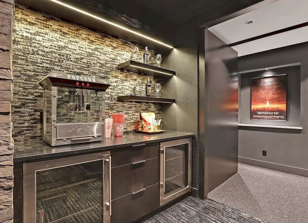 The Charming Contemporary House in Oregon is a luxurious home now available for sale. This home located at 20735 S Sweetbriar Rd, West Linn, Oregon