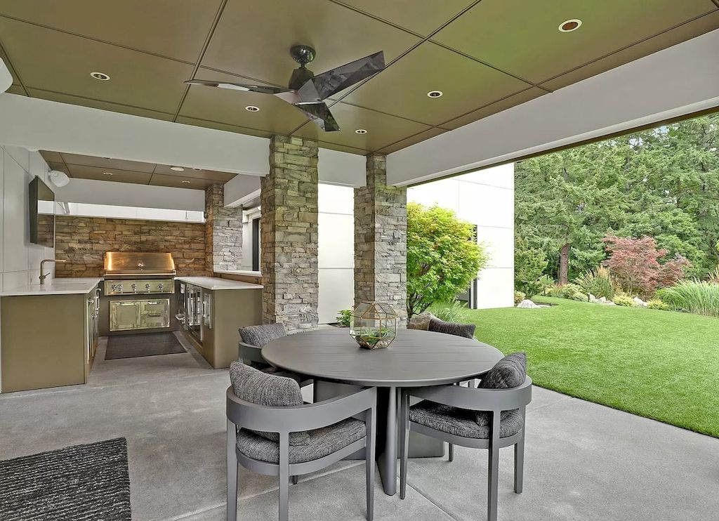 The Charming Contemporary House in Oregon is a luxurious home now available for sale. This home located at 20735 S Sweetbriar Rd, West Linn, Oregon