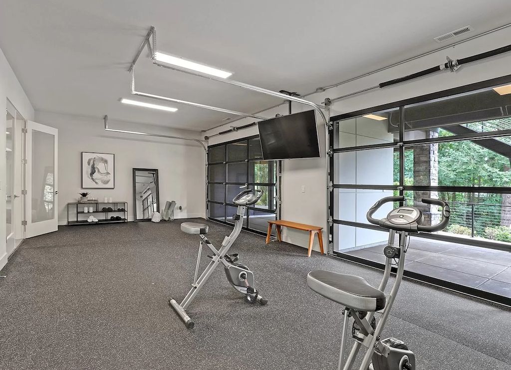 The Charming Contemporary House in Oregon is a luxurious home now available for sale. This home located at 20735 S Sweetbriar Rd, West Linn, Oregon