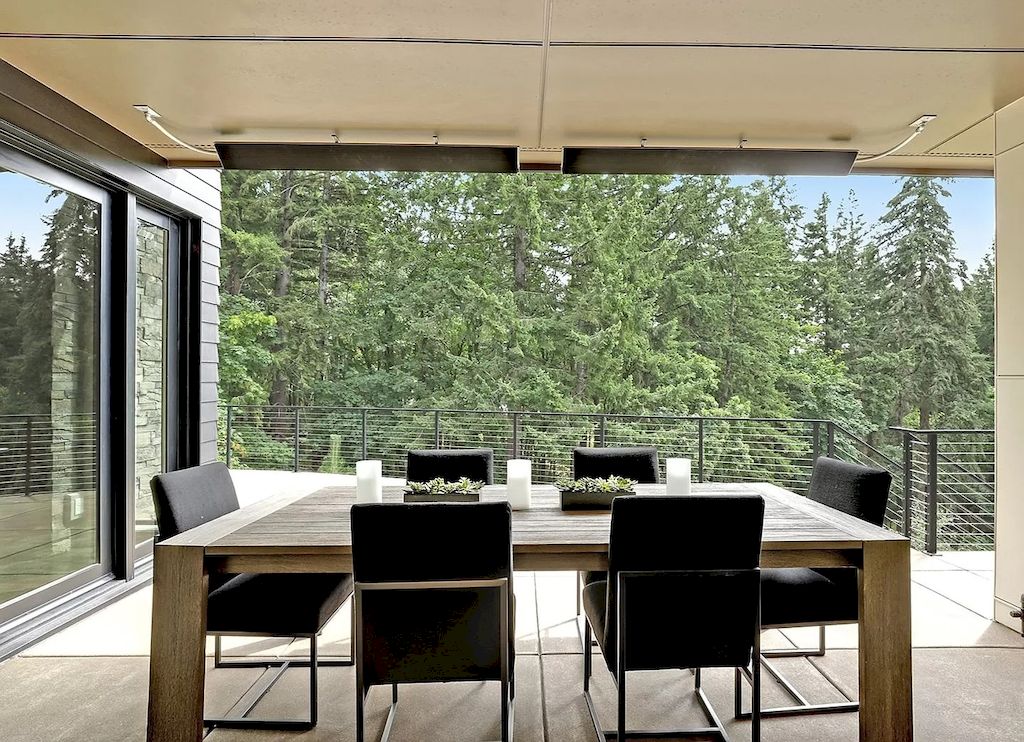 The Charming Contemporary House in Oregon is a luxurious home now available for sale. This home located at 20735 S Sweetbriar Rd, West Linn, Oregon