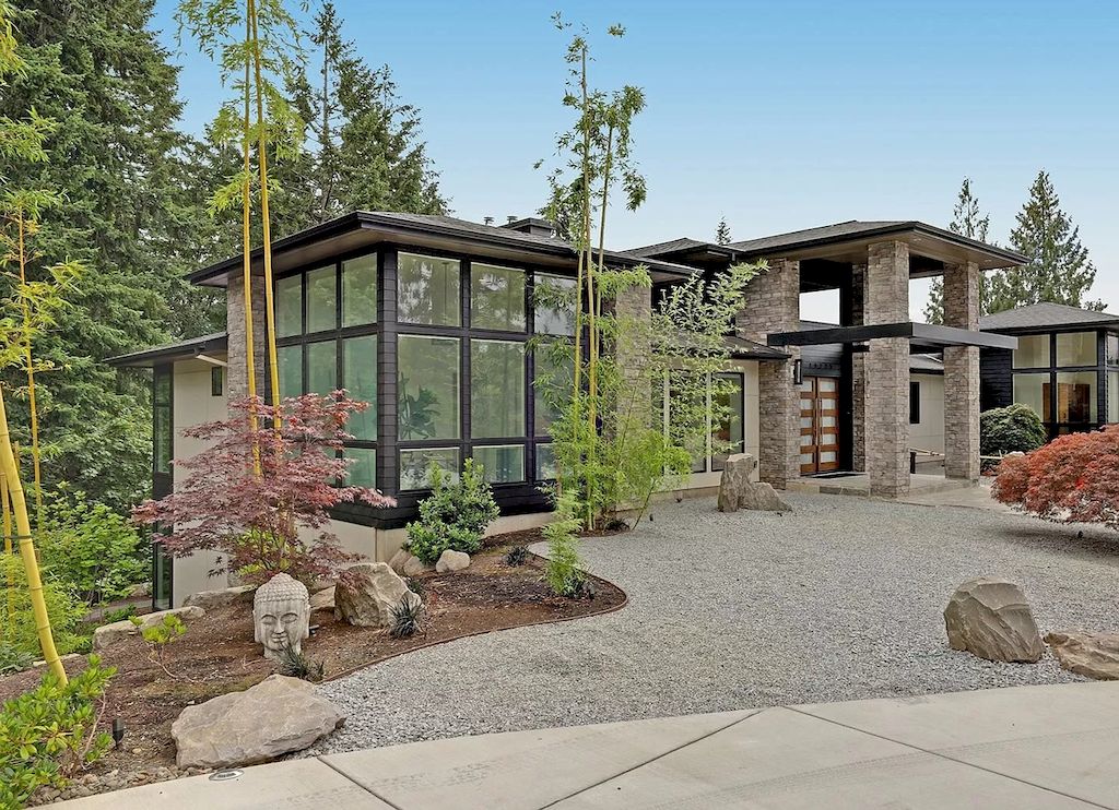 The Charming Contemporary House in Oregon is a luxurious home now available for sale. This home located at 20735 S Sweetbriar Rd, West Linn, Oregon