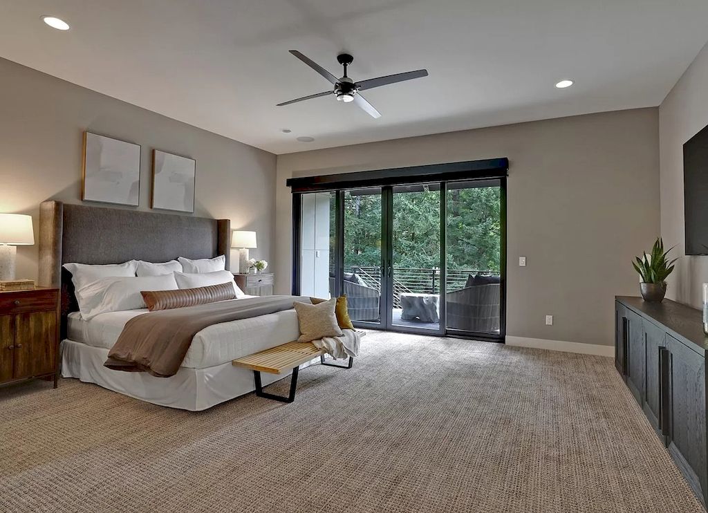 The Charming Contemporary House in Oregon is a luxurious home now available for sale. This home located at 20735 S Sweetbriar Rd, West Linn, Oregon