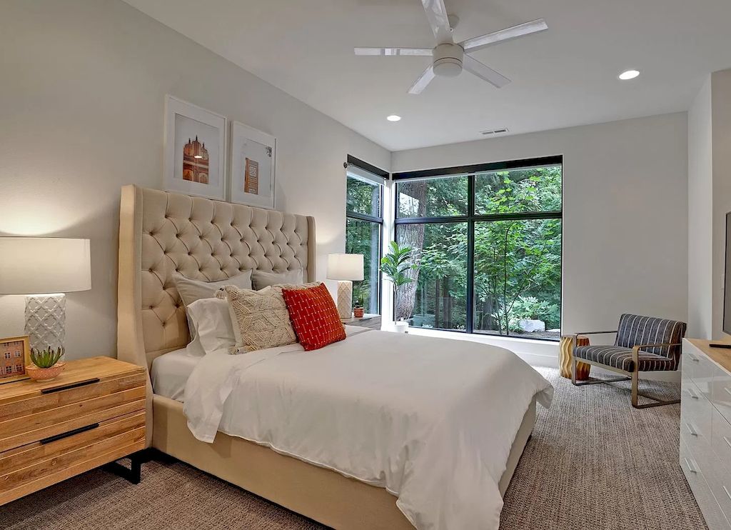 The Charming Contemporary House in Oregon is a luxurious home now available for sale. This home located at 20735 S Sweetbriar Rd, West Linn, Oregon