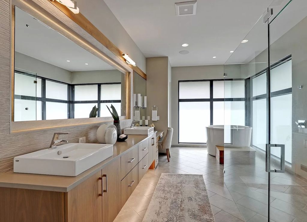 The Charming Contemporary House in Oregon is a luxurious home now available for sale. This home located at 20735 S Sweetbriar Rd, West Linn, Oregon