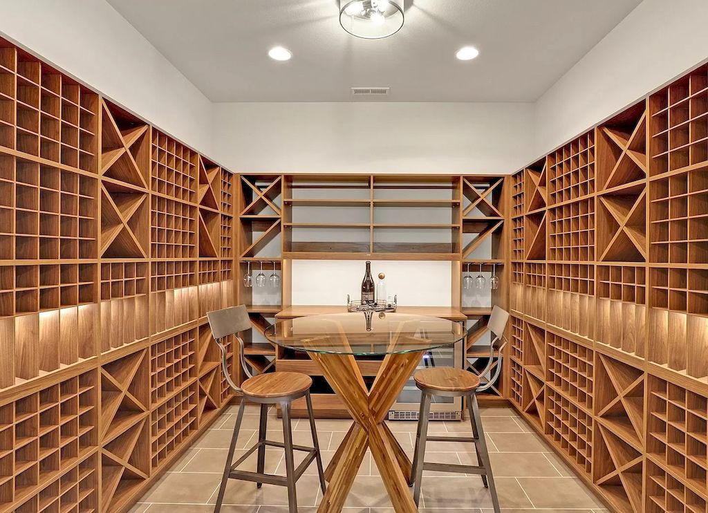 The Charming Contemporary House in Oregon is a luxurious home now available for sale. This home located at 20735 S Sweetbriar Rd, West Linn, Oregon