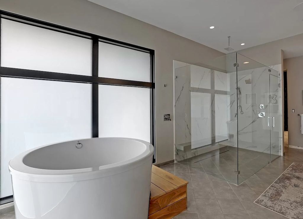 The Charming Contemporary House in Oregon is a luxurious home now available for sale. This home located at 20735 S Sweetbriar Rd, West Linn, Oregon