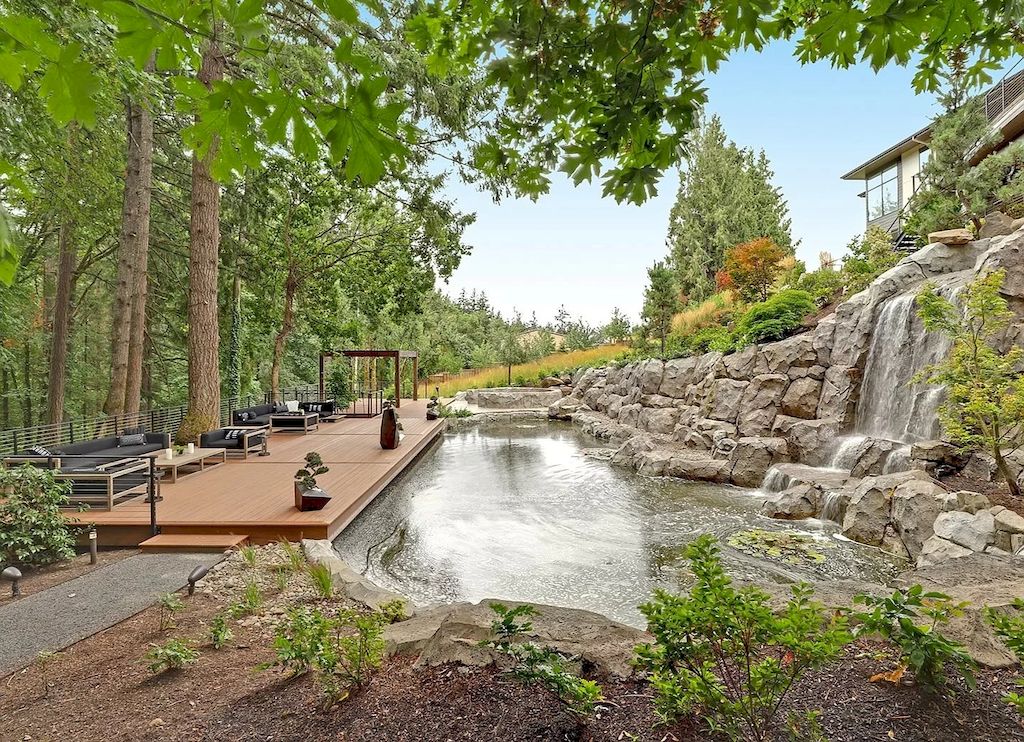 The Charming Contemporary House in Oregon is a luxurious home now available for sale. This home located at 20735 S Sweetbriar Rd, West Linn, Oregon