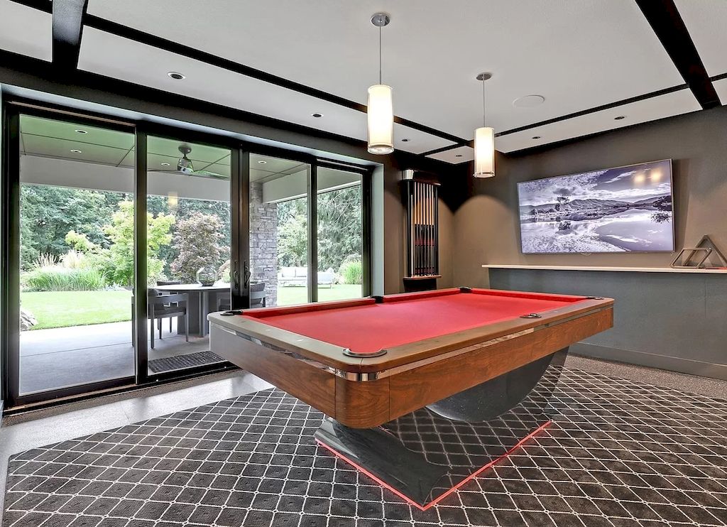 The Charming Contemporary House in Oregon is a luxurious home now available for sale. This home located at 20735 S Sweetbriar Rd, West Linn, Oregon