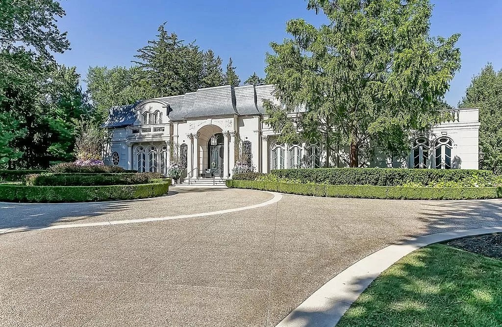 The Classic European Chateau in Ontario is a true timeless masterpiece now available for sale. This home is located at 291 Balsam Dr, Oakville, ON L6J 3X7, Canada