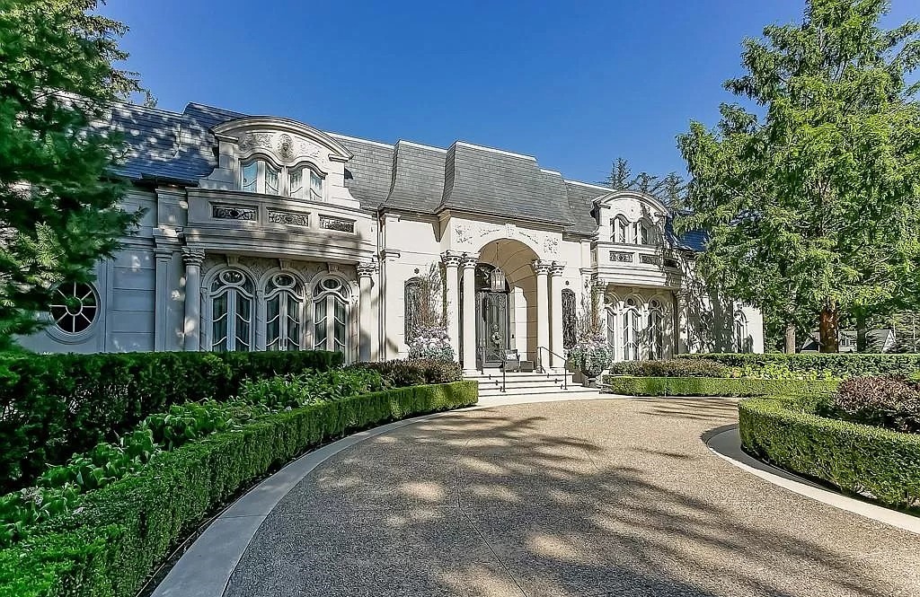 The Classic European Chateau in Ontario is a true timeless masterpiece now available for sale. This home is located at 291 Balsam Dr, Oakville, ON L6J 3X7, Canada
