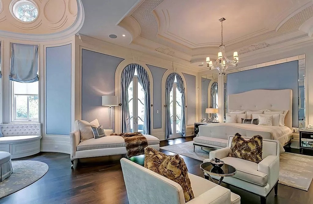 The Classic European Chateau in Ontario is a true timeless masterpiece now available for sale. This home is located at 291 Balsam Dr, Oakville, ON L6J 3X7, Canada