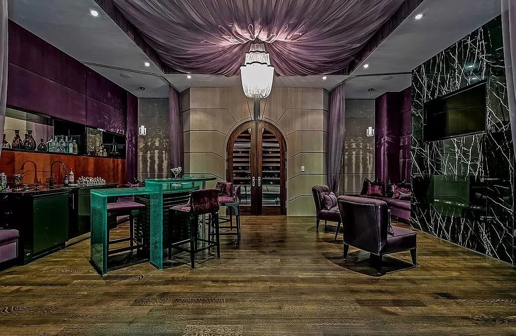 The Classic European Chateau in Ontario is a true timeless masterpiece now available for sale. This home is located at 291 Balsam Dr, Oakville, ON L6J 3X7, Canada