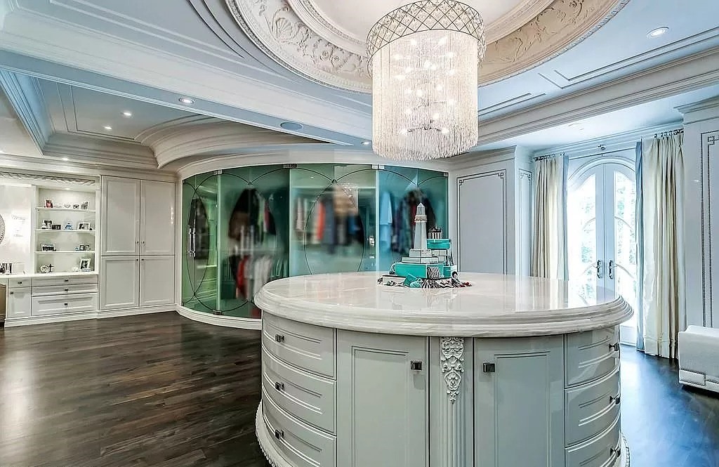 The Classic European Chateau in Ontario is a true timeless masterpiece now available for sale. This home is located at 291 Balsam Dr, Oakville, ON L6J 3X7, Canada