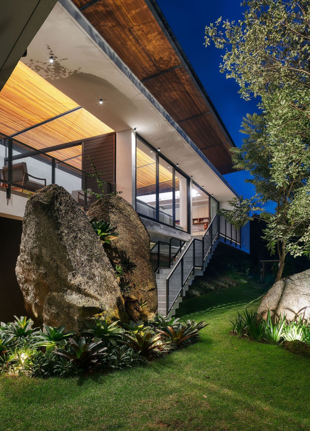 House of Stones with Stunning Views among Nature by TETRO Arquitetura 17