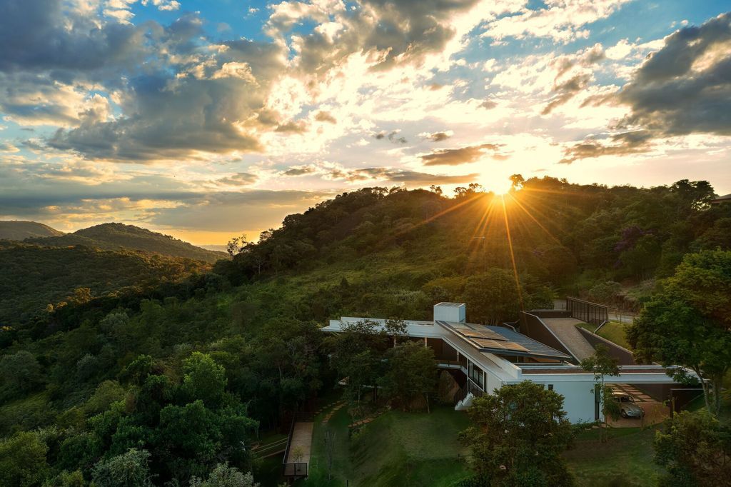 House of Stones with Stunning Views among Nature by TETRO Arquitetura 19