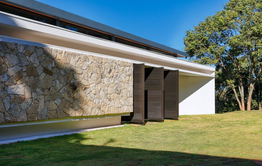 House of Stones with Stunning Views among Nature by TETRO Arquitetura 3