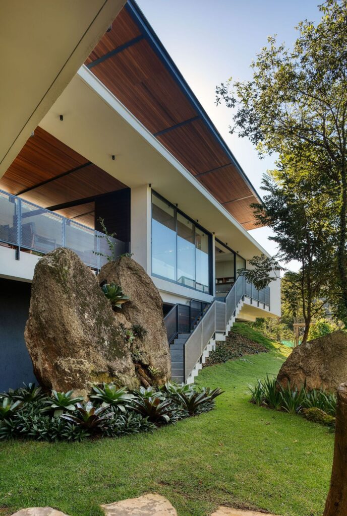 House of Stones with Stunning Views among Nature by TETRO Arquitetura 5