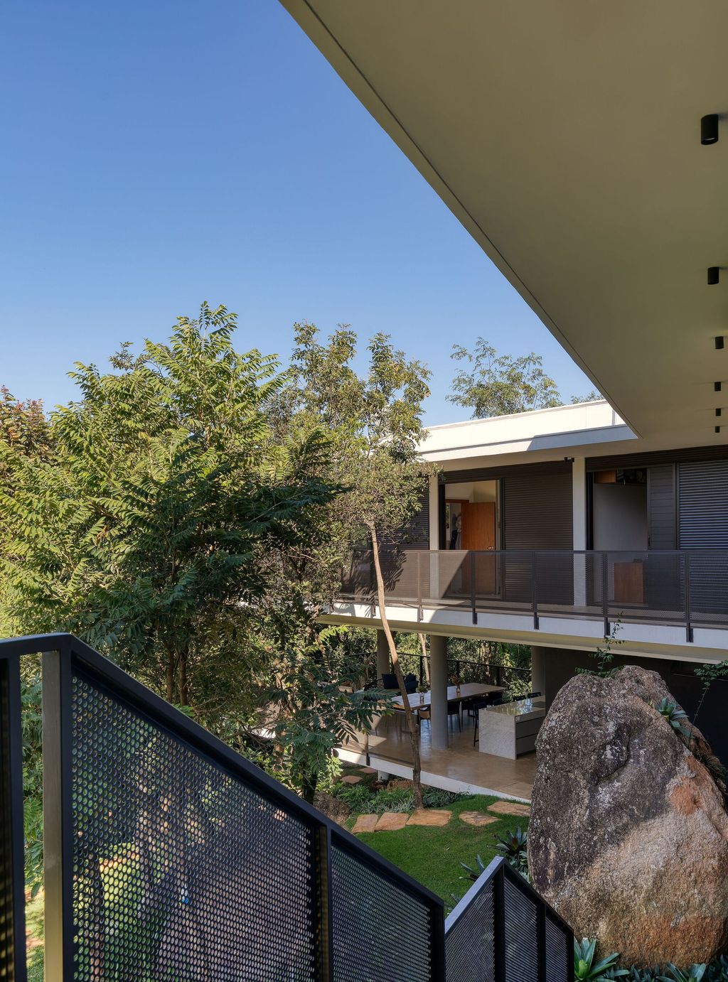 House of Stones with Stunning Views among Nature by TETRO Arquitetura 9