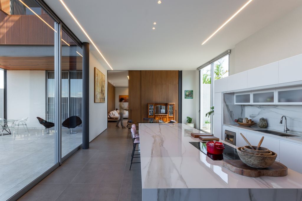 LM House a practical and comfortable Home by Joao de Barro Arquitetura 15