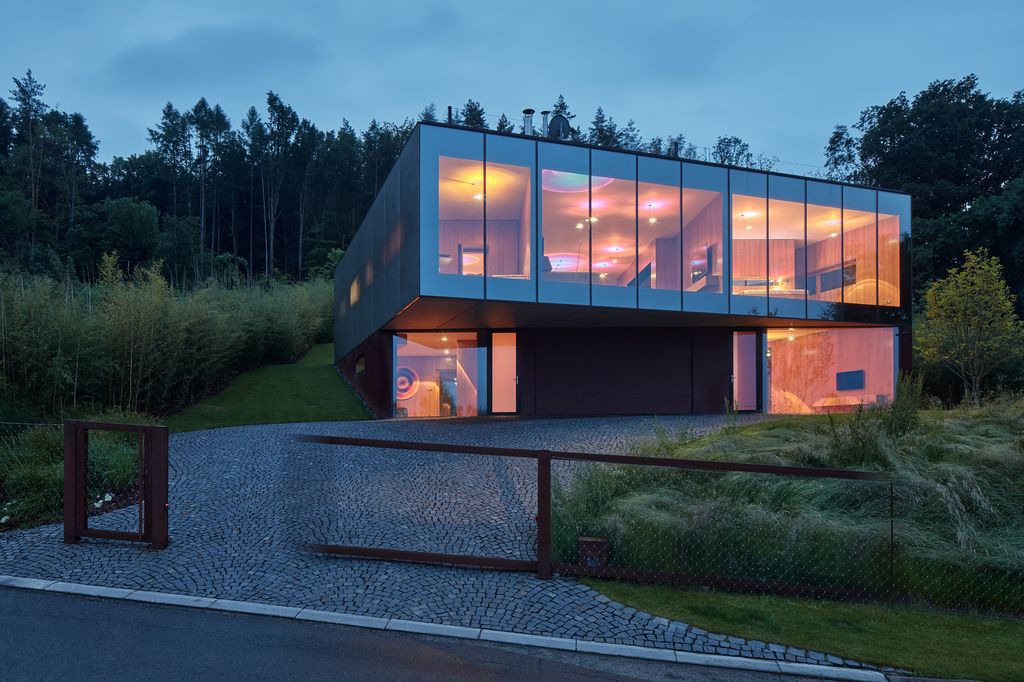 Lazy House Sits Between a Forest and a Valley by  Petrjanda/ Brainwork