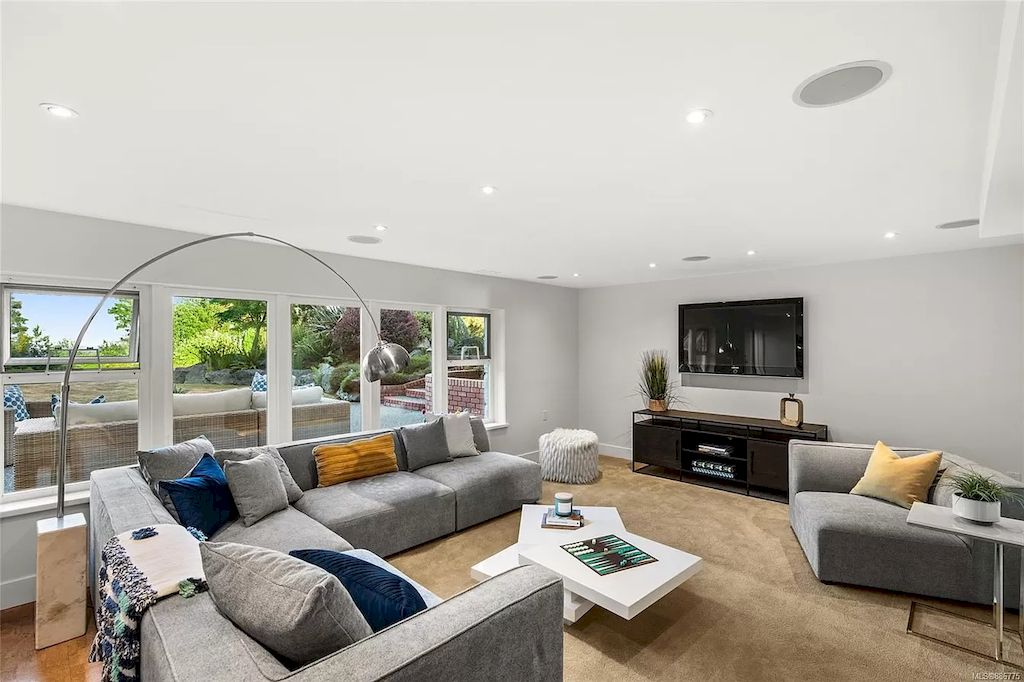Spectacular Beachfront Estate in Saanich with Breathtaking Views Asks for C5450000 5