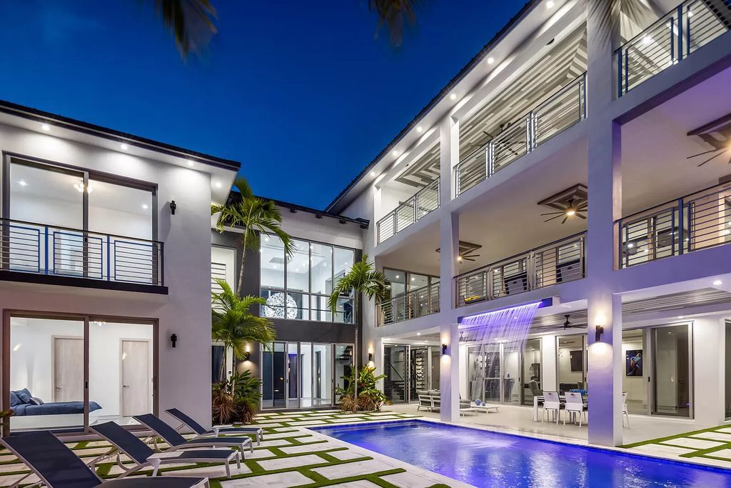 The Home in Florida is a stunning waterfront masterpiece in Lower Matecumbe Key with breathtaking views of the sunset now available for sale. This home located at 146 Bayview Dr, Lower Matecumbe Key, Florida