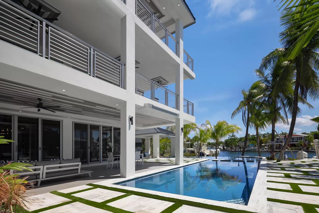 The Home in Florida is a stunning waterfront masterpiece in Lower Matecumbe Key with breathtaking views of the sunset now available for sale. This home located at 146 Bayview Dr, Lower Matecumbe Key, Florida