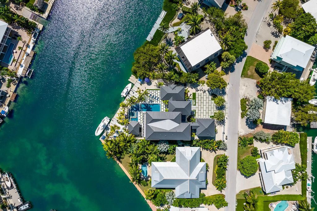 The Home in Florida is a stunning waterfront masterpiece in Lower Matecumbe Key with breathtaking views of the sunset now available for sale. This home located at 146 Bayview Dr, Lower Matecumbe Key, Florida