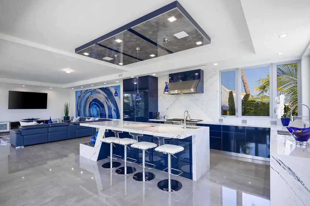 The Home in Florida is a stunning waterfront masterpiece in Lower Matecumbe Key with breathtaking views of the sunset now available for sale. This home located at 146 Bayview Dr, Lower Matecumbe Key, Florida